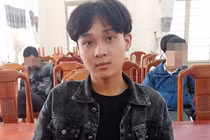 Đi nhờ xe rồi cướp tài sản của người tàn tật để lấy tiền chơi game