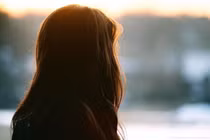 “Em họ” ở nhờ bất ngờ khoe có thai, cả nhà chồng phản ứng lạ