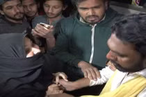 Đang làm đám cưới với vợ ba, chú rể bị "bà cả" tới đánh ghen