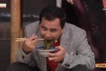 MC Quyền Linh ăn vội mì trong hậu trường khiến fan xót xa