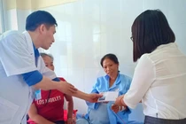 Người phụ nữ Sơn La ngủ nghiêng, cõng ‘bụng bầu’ suốt 14 năm