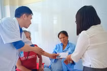 Người phụ nữ Sơn La ngủ nghiêng, cõng ‘bụng bầu’ suốt 14 năm