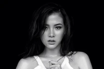 Mỹ nhân 'Chiếc lá cuốn bay' diện trang phục gợi cảm, đốt cháy mọi ánh nhìn