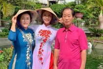DJ gợi cảm xứ Hàn khoe ảnh diện áo dài, đội nón lá ở Đà Nẵng