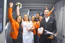 Bộ đôi tổ chức đám cưới trên máy bay