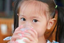 Bác sĩ nhi chỉ rõ sai lầm nhiều cha mẹ mắc phải khi cho con uống sữa