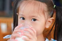 Bác sĩ nhi chỉ rõ sai lầm nhiều cha mẹ mắc phải khi cho con uống sữa