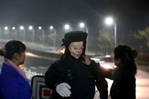 Hết hồn robot tuần tra "đi cùng mọi người cho đỡ sợ" ở nghĩa trang