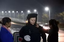 Hết hồn robot tuần tra "đi cùng mọi người cho đỡ sợ" ở nghĩa trang