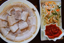 Dùng nước nóng hay lạnh để luộc thịt là "chuẩn vị" nhất?