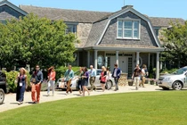 Đột nhiên giàu có nhờ xổ số, những triệu phú này tiêu gì đầu tiên?