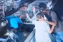 Trộm cắp "có tâm" nhất quả đất: Thấy cụ bà liền làm điều lạ