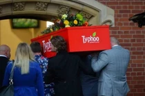 Quan khách "há hốc mồm" kinh ngạc vì quan tài của người chết trong đám tang