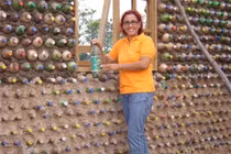 Độc đáo ngôi nhà xây từ những chai nhựa bỏ đi