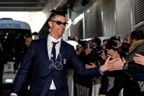 Cristiano Ronaldo kiếm và tiêu tiền ra sao?