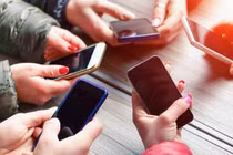 5 thói quen sử dụng điện thoại tưởng vô hại nhưng lại phá hủy sức khỏe khủng khiếp