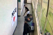 Thầy giáo tay không tước súng học sinh, ngăn thảm kịch giữa lớp