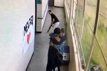 Thầy giáo tay không tước súng học sinh, ngăn thảm kịch giữa lớp