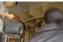 Mẹ già mang túi 'Louis Vuitton' đi chợ mua thịt lợn, con gái bị bắt giam