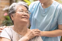 Tận tụy chăm sóc mẹ chồng, nhưng thương thì không