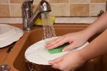 Loạt đồ dùng trong bếp tưởng vô hại nhưng lại là "ổ vi khuẩn"