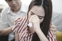 Thấy mâm cơm mẹ để dành con dâu, chồng lập tức kéo tôi ra khỏi nhà