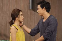 Nằm ôm tình trẻ, vợ giật mình khi chồng đập cửa bên ngoài