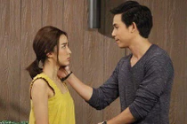 Nằm ôm tình trẻ, vợ giật mình khi chồng đập cửa bên ngoài