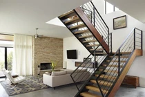 Cầu thang còn đặt kiểu này, gia đình làm ăn thất bát