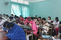 Học sinh mang chăn đến lớp chống rét khi trời trở lạnh gây xôn xao