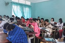 Học sinh mang chăn đến lớp chống rét khi trời trở lạnh gây xôn xao