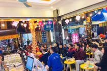 Ghế nhựa ngắm phố, cuộc chiến 'thay máu' trên vỉa hè Hà Nội