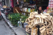 Người bán lá dong ngã ba Ông Tạ lo ế khách vì giá thịt heo