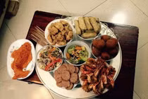 Ngày nấu 40 mâm cỗ cúng ông Công ông Táo, còng lưng không hết việc