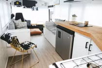 Những ngôi nhà độc đáo được chế tạo từ máy bay, tàu hỏa