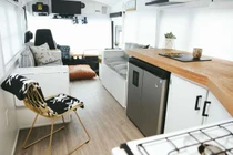 Những ngôi nhà độc đáo được chế tạo từ máy bay, tàu hỏa