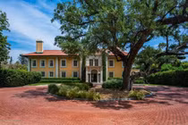 Bên trong biệt thự 15,6 triệu USD của cha đẻ Avengers: Endgame