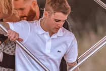Justin Bieber lấy lại vẻ ngoài phong độ trong ngày cưới