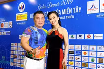 Ngỡ ngàng nhan sắc và ngoại hình nóng bỏng của "bạn gái" Lý Hùng