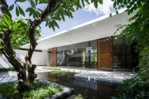 Nhà hộc kéo được bao phủ bởi 60% cây xanh và mặt nước