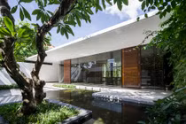 Nhà hộc kéo được bao phủ bởi 60% cây xanh và mặt nước