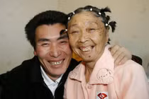 Chàng 27 tuổi vẫn kết hôn với bà lão 59 tuổi mặc gia đình ngăn cản