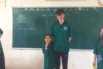 Đôi bạn “khổng lồ và tí hon” chênh nhau đến nửa mét