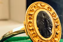 Món đồ cũ kỹ ngỡ thứ vứt đi bất ngờ đáng giá cả gia tài