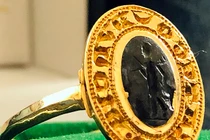 Món đồ cũ kỹ ngỡ thứ vứt đi bất ngờ đáng giá cả gia tài