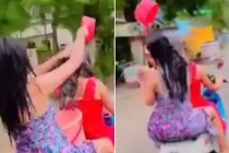 Hai cô gái chơi trò quái đản tắm gội khi đang lái xe