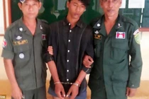 Hàng xóm vào động phòng thay chú rể, sáng hôm sau cô dâu mới biết