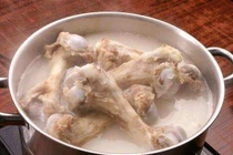 Cho muối trước hay sau khi hầm xương để nước trong và ngọt hơn?