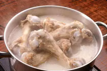 Cho muối trước hay sau khi hầm xương để nước trong và ngọt hơn?