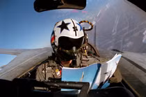 Loạt hành động “rảnh rỗi” gây sốc của phi công Mỹ trên chiến đấu cơ